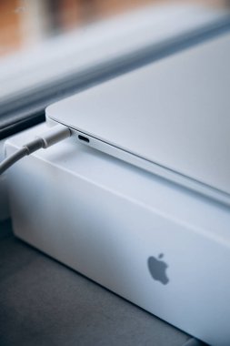 Macbook dizüstü bilgisayarı C tipi kabloyu kapat
