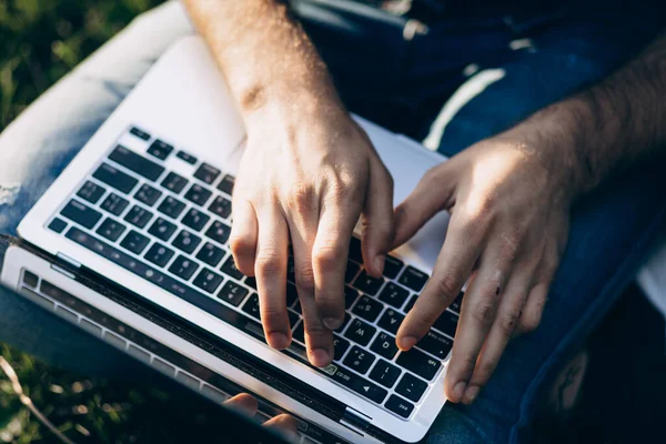 Sommer Lifestyle Schöner Bärtiger Kerl Europäischer Geschäftsmann Sitzt Auf Grünem — Stockfoto