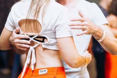 Kharkiv, Ukrayna 11.12.21 Dans pistinde dans eden insanlar