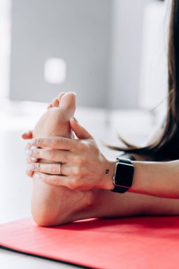 Spor kıyafetleri içinde bronzlaşmış seksi vücudu olan ve esmer bir kadının dövmeleri olan güzel bir kadının yaz portresi.