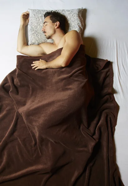 Cama grande, homem adormecido de cima — Fotografia de Stock