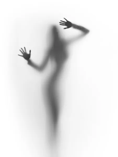 Silhouette diffuse d'une dame mince, derrière une surface en verre — Photo