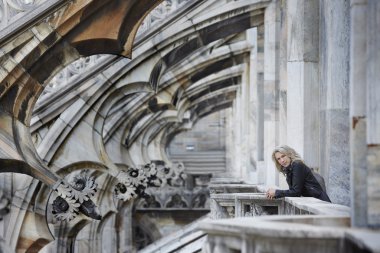 sarışın kadın ghotic katedral balkonda bekler