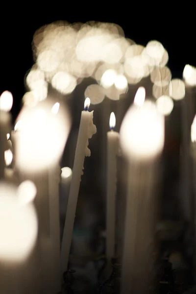 Muitas velas no quarto escuro — Fotografia de Stock