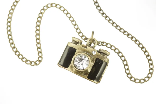 Ciondolo fotocamera e collana con pietra preziosa, sopra bacground bianco — Foto Stock