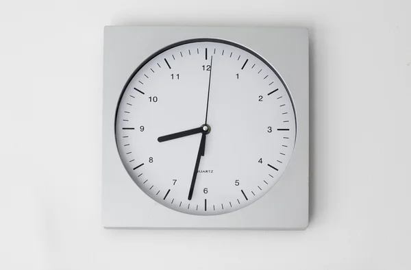 Concept de temps avec montre ou horloge sur mur blanc — Photo