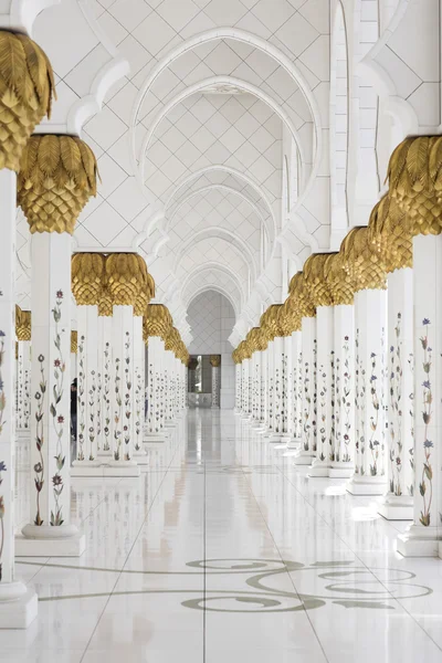 Hidden part of archway of Abu-Dhabi Grand Moss — Stock Photo, Image