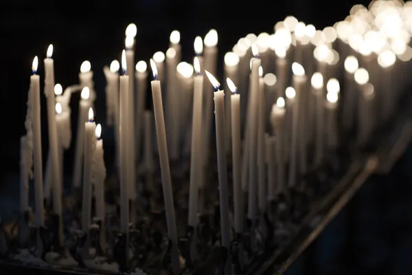Lots of candles in dark room — Stock Photo, Image