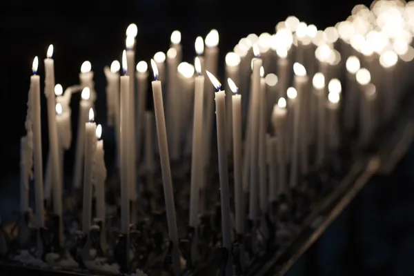 Muitas velas no quarto escuro — Fotografia de Stock