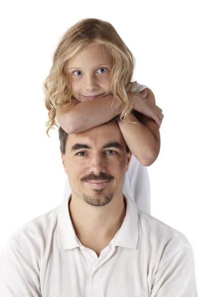 Blonde meisje met haar vader samen. lachende, gelukkige familie portret. — Stockfoto