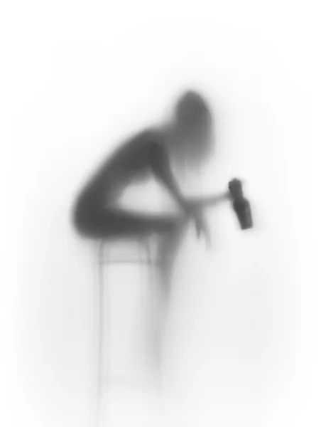 Gyönyörű ülő nő silhouette üveg — Stock Fotó