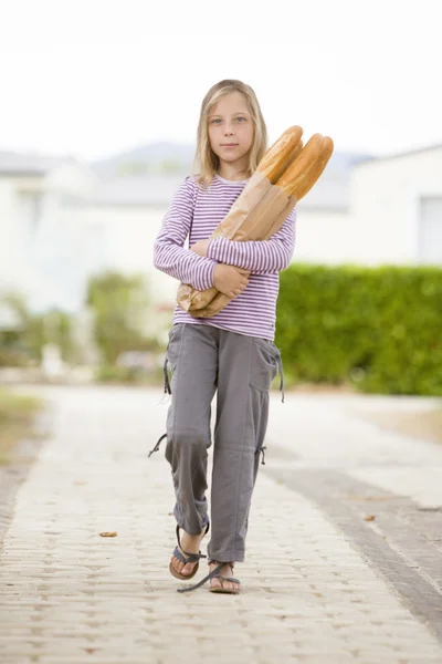 Menina com saco de supermercado cheio de pão — Fotografia de Stock