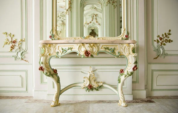 Commode with floral ornaments — Stock Photo, Image