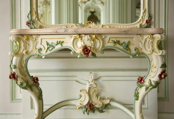 Commode with floral ornaments — Stock Photo, Image