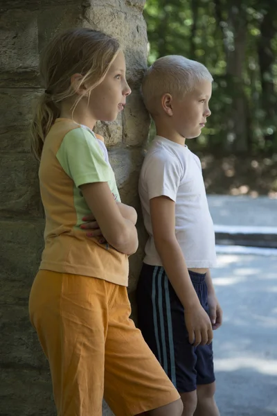 Crianças de pé ao ar livre — Fotografia de Stock
