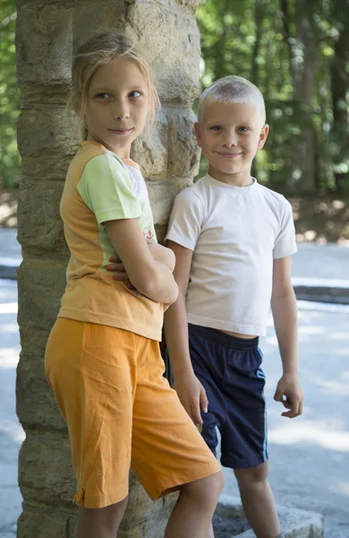 Дети стоят на улице — стоковое фото