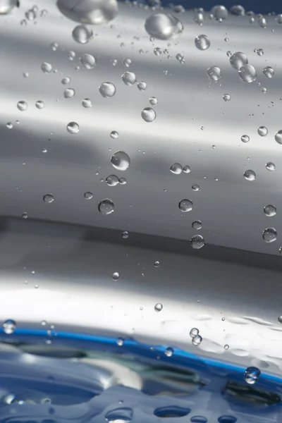 Gotas de agua en una plata y azul —  Fotos de Stock