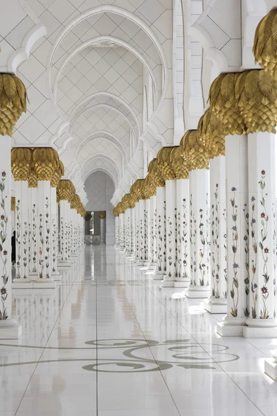 Piękny biały muzułmańskich Kościół zakwaterowanie w s — Zdjęcie stockowe