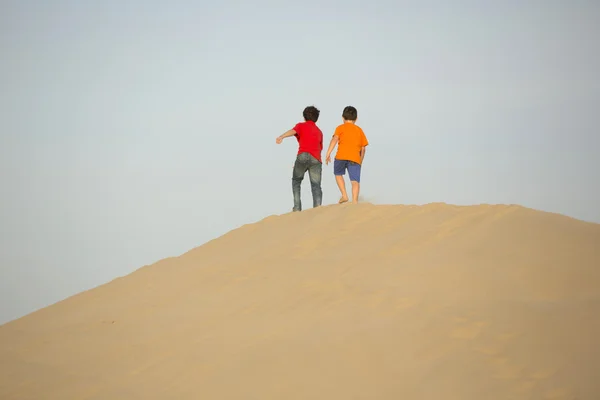 Gyerekek a sivatagban — Stock Fotó