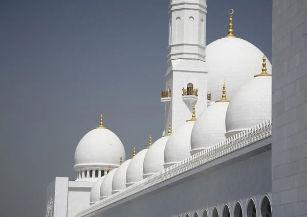 Abu-Dhabi Grand Moss paredes blancas y cúpulas —  Fotos de Stock