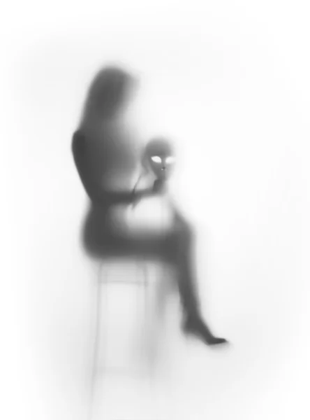 Mooie vrouw op stoel — Stockfoto