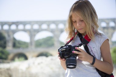 güzel sarışın genç kız ile fotoğraf makinesi