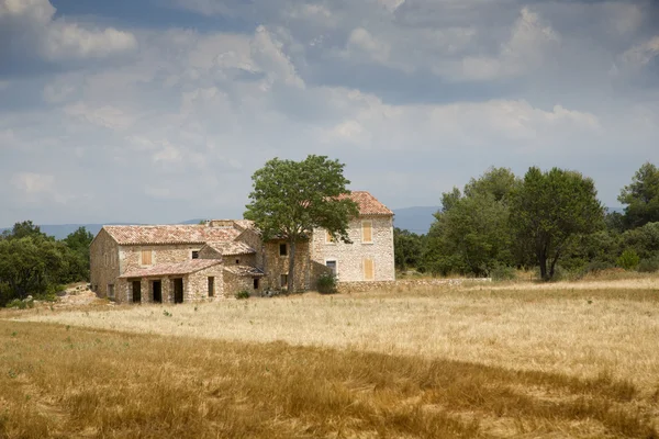 Одинокий дом стоит посреди поля в Провансе — стоковое фото