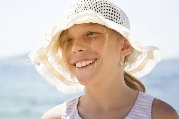 Chica joven se ríe en el sombrero de sol en el sol —  Fotos de Stock