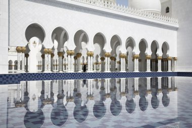 Abu-Dhabi, Grand Moss white arcades and water clipart