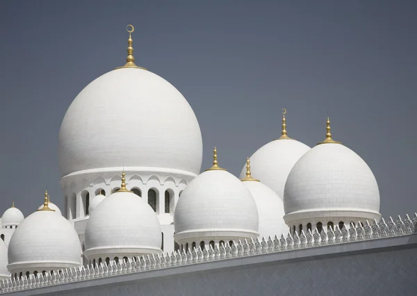 Abu-dhabi, große moosweiße Mauer und Kuppeln — Stockfoto