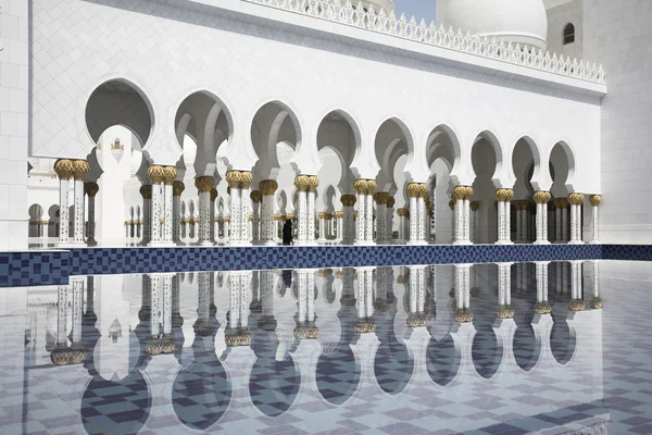 Abu-Dhabi, Grand Moss white arcades and water — Stock Photo, Image