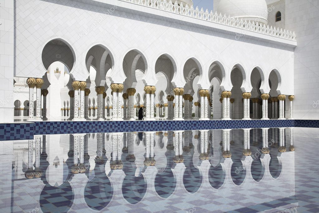 Abu-Dhabi, Grand Moss white arcades and water