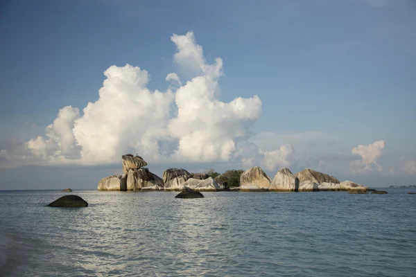 Bela paisagem tropical, ilha rochas, mar — Fotografia de Stock