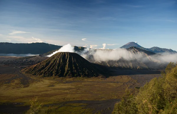 Active volcano crater with smoke, Bromo, Indonesia — Stock Photo, Image