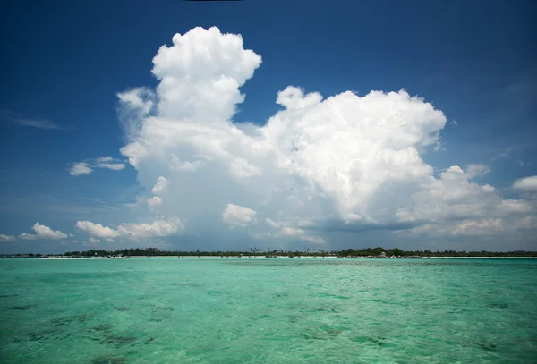 Paisaje marino tropical, agua, cielo, nube —  Fotos de Stock