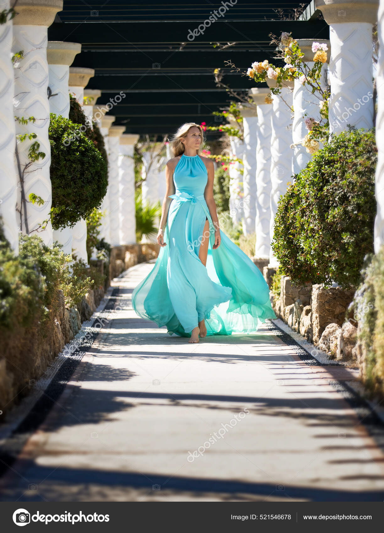 Belle Maman Salope Blonde Femme Vient Robe Volante Turquoise Longue image  libre de droit par belphnaque © #521546678