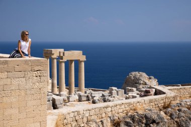 Ünlü turistik eğlence, Yunan İmparatorluğu 'ndan kalma antik bir akropolün kalıntıları, Lindos, Rodos, Yunanistan' ın hemen yanında..