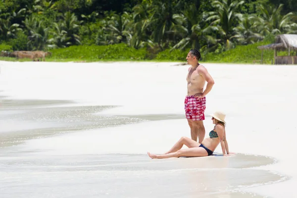 Mujer Embarazada Marido Relajarse Vacaciones Playa Tropical Lado Del Mar — Foto de Stock