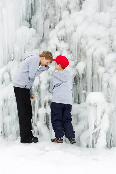 Día Frío Invierno Los Niños Disfrutan Interesantes Formaciones Hielo Bajo —  Fotos de Stock