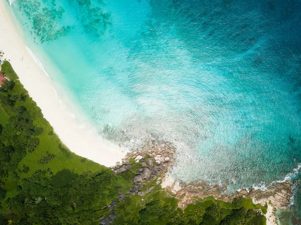 塞舌尔美丽的热带港口 白色的沙滩和碧蓝的海水 还有绿色的植被 鸟瞰的无人机图像 高高在上 — 图库照片