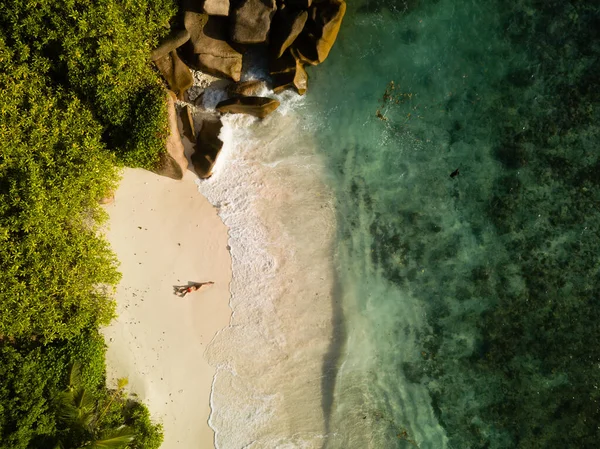 Colorful Ocean Shore Red Bikini Dressed Pretty Woman Lays Sand — Stock Fotó