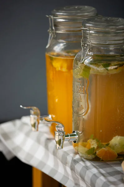 玻璃容器中的天然水果茶点 — 图库照片