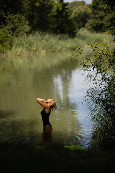 Hermosa Mujer Delgada Traje Baño Negro Tienen Baño Lago Rodeado — Foto de Stock