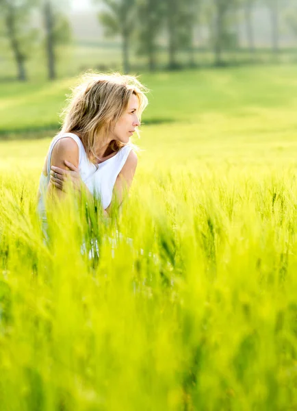 Pretty Long Haired Blonde Woman White Dress Sits Middle Grassy — Stock Photo, Image