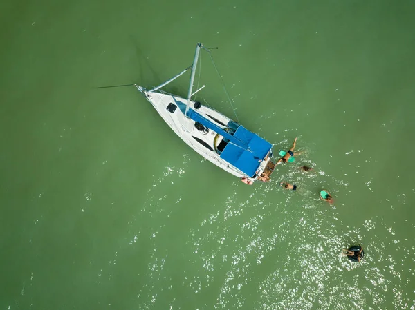 Drone Pictue Sailing Ship Green Water People Enjoy Bathing Together Rechtenvrije Stockafbeeldingen