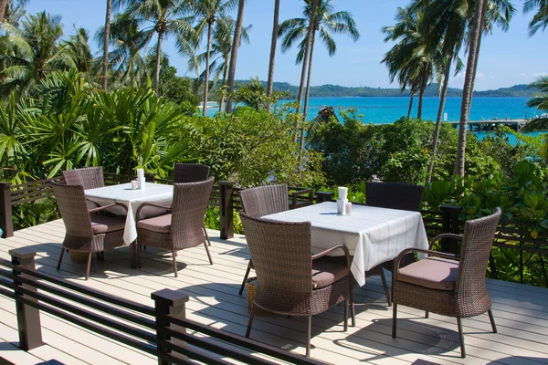 Bord och stolar med vacker havsutsikt — Stockfoto