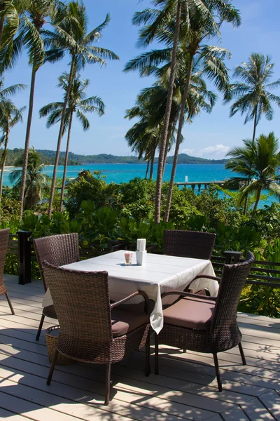 Stół i krzesła z pięknym widokiem na morze — Zdjęcie stockowe