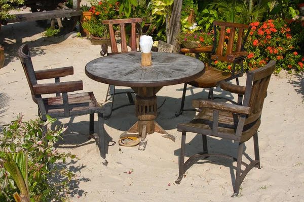 Τραπέζι και καρέκλες σε ένα τροπικό κήπο — Φωτογραφία Αρχείου