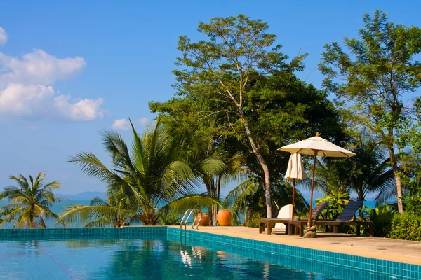 Piscina vicino al mare — Foto Stock