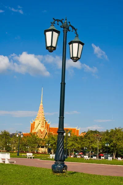 Lantaarnpaal in het park in Cambodja — Stockfoto